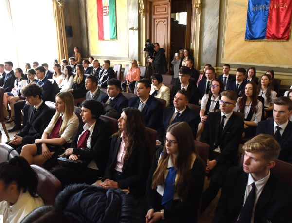 Központi ballagás a Városházán – közös fotóval búcsúznak a végzősök