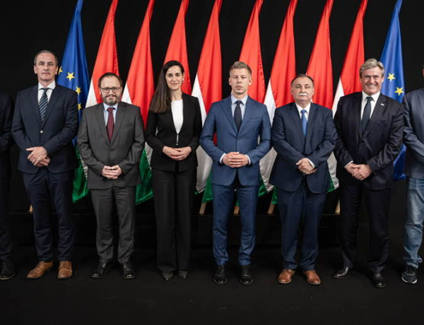 Magyar Péter bejelentette szakmai kabinetjének első hét tagját