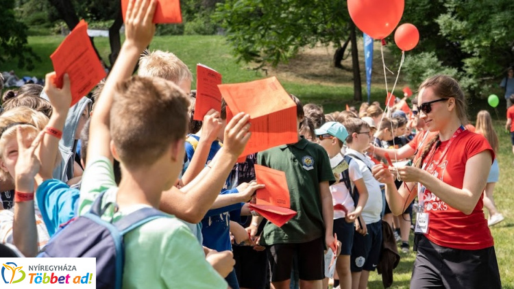 Több mint ezer diák old meg matematikai feladatokat a Bujtosi Városligetben