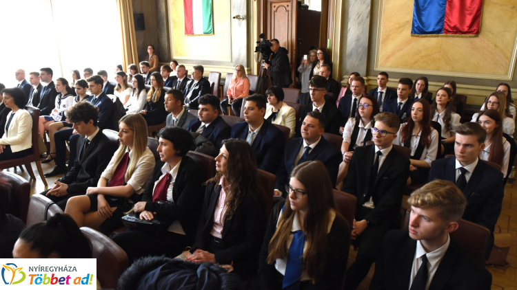 Központi ballagás a Városházán – közös fotóval búcsúznak a végzősök