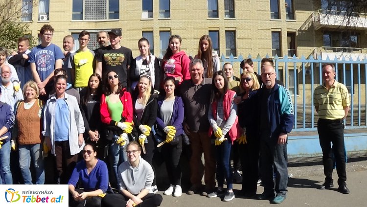 Kórházi kerítést festettek – Önkéntesek és diákok segítettek a Lions Club tagjainak