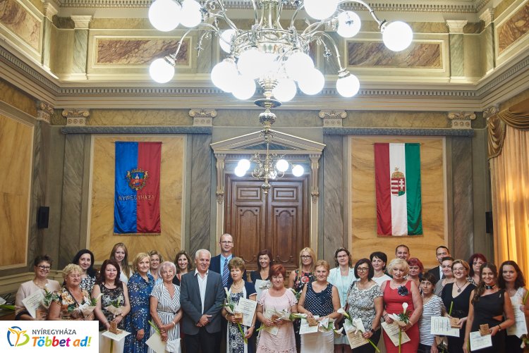 Semmelweis Nap Nyíregyházán – 30 egészségügyi munkatárs kapott emlékplakettet a Városházán