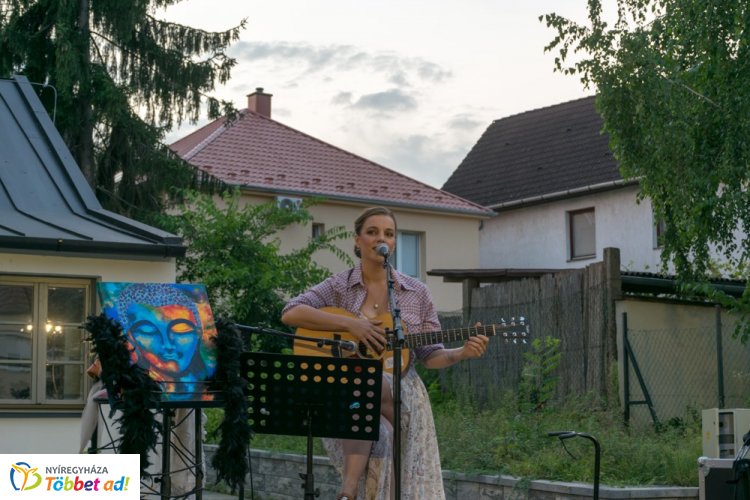 Kosik Anita, az énekes madár – A Bencs Villában tartott zenés estet a színház művésze