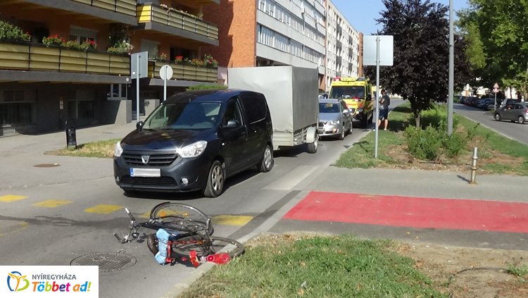 Kerékpárost gázoltak az Arany János utcán: a nő megsérült, kórházba szállították