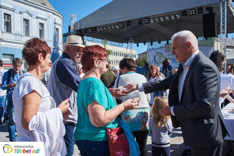 4000 szelet sütőtökös málét osztottak ki - Kukoricaliszt és búzaliszt keverékéből készült