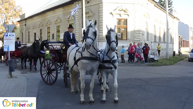 Igazi tirpák lagzi volt hétvégén - 2 hintóval és 27 lovaskocsival vonultak