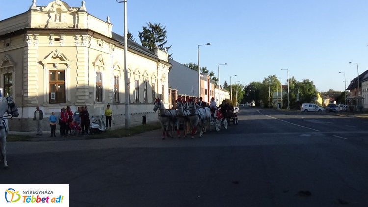 Igazi tirpák lagzi volt hétvégén - 2 hintóval és 27 lovaskocsival vonultak