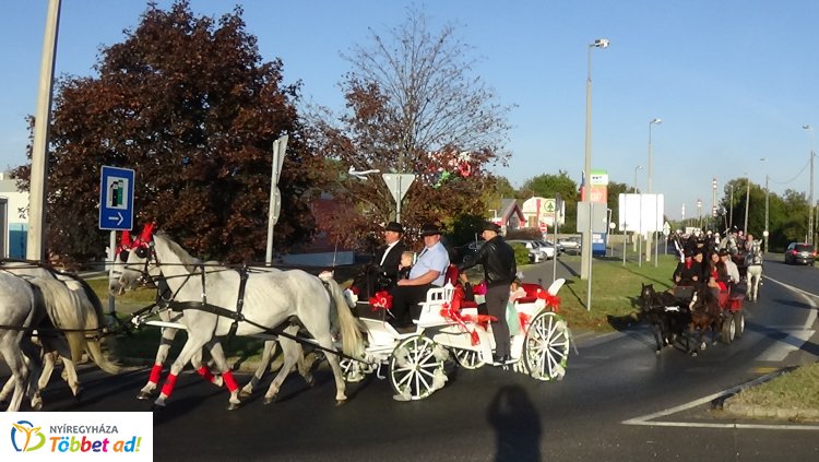 Igazi tirpák lagzi volt hétvégén - 2 hintóval és 27 lovaskocsival vonultak