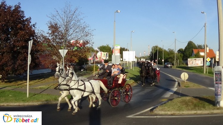 Igazi tirpák lagzi volt hétvégén - 2 hintóval és 27 lovaskocsival vonultak