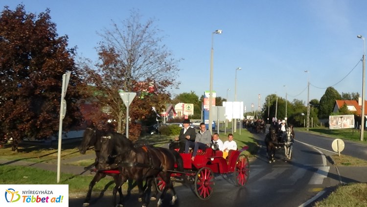 Igazi tirpák lagzi volt hétvégén - 2 hintóval és 27 lovaskocsival vonultak