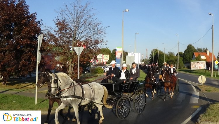 Igazi tirpák lagzi volt hétvégén - 2 hintóval és 27 lovaskocsival vonultak