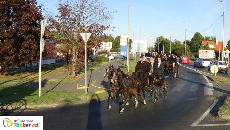 Igazi tirpák lagzi volt hétvégén - 2 hintóval és 27 lovaskocsival vonultak