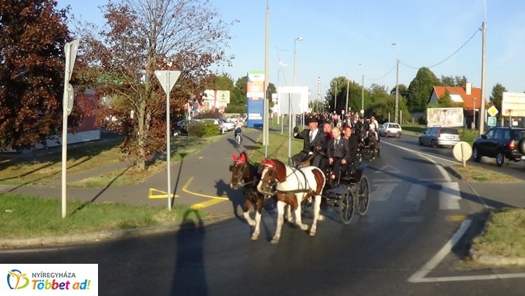 Igazi tirpák lagzi volt hétvégén - 2 hintóval és 27 lovaskocsival vonultak