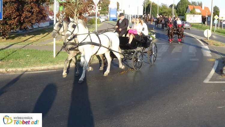 Igazi tirpák lagzi volt hétvégén - 2 hintóval és 27 lovaskocsival vonultak