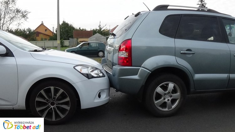 Hármas ráfutásos baleset történt a 41-es főútvonalon, az Orosi úton