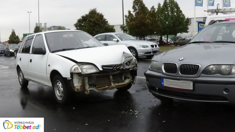 Jelentős az anyagi kár a hétfő délután Törzs utcán történt balesetben