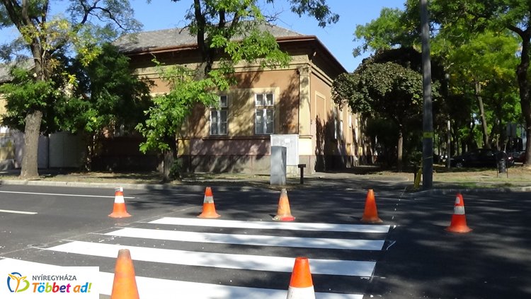 Új festést kapnak a Bethlen Gábor utcán elhelyezett gyalogos-átkelőhelyek