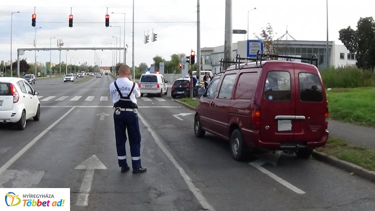 Két autó karambolozott a Pazonyi és a Hunyadi utca jelzőlámpás kereszteződésénél