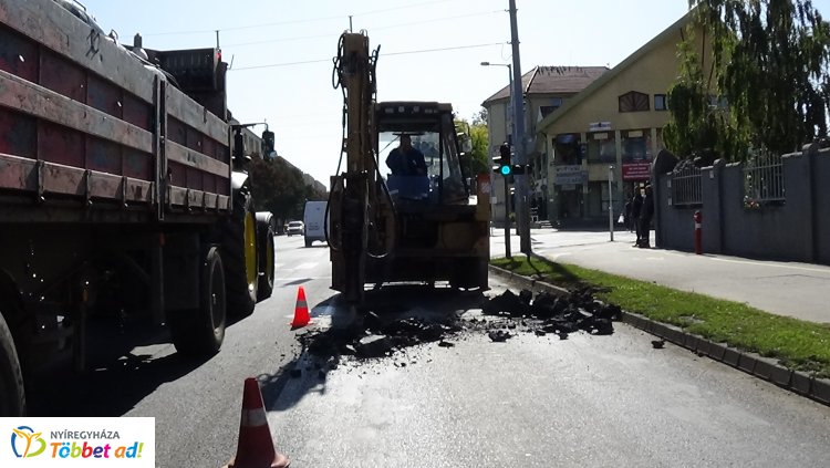 Csőtörés okozott gondozott hétfőn a Vasgyár utcán, napokig tart majd a helyreállítás