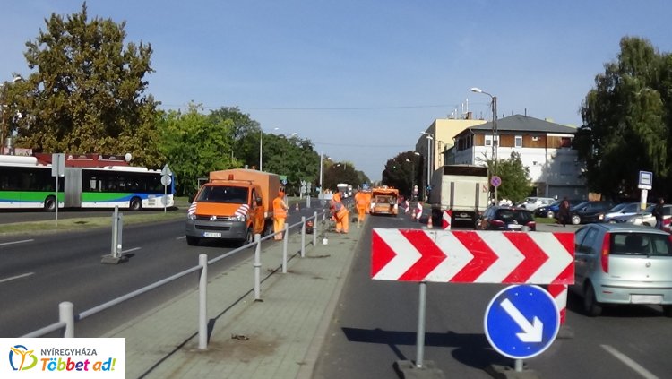 Munkálatok végeznek a Magyar Közút munkatársai Nyíregyházán, az Állomás téren