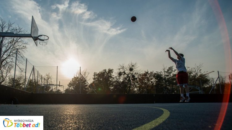 Streetball-pályát adott át Szabó Tünde Nyíregyházán, az örökösföldi városrészben