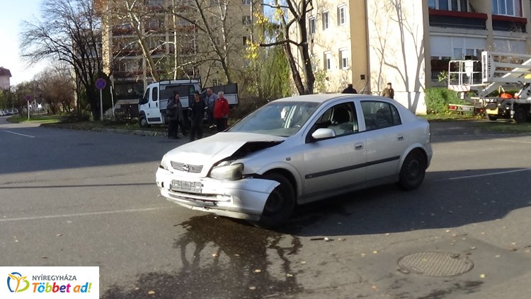 A Szántó Kovács János és az Ady Endre utca kereszteződésénél ütközött két jármű
