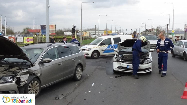 Milliós az anyagi kár a 4-es számú főútvonal kivezető szakaszánál történt balesetben