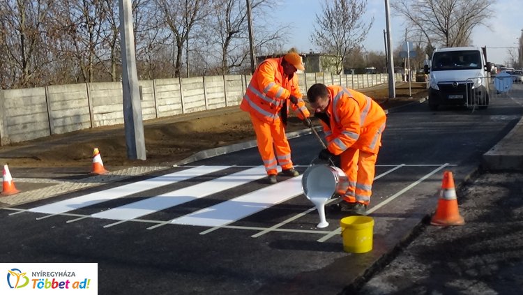 A végéhez közelednek az új körforgalom építési munkálatai a 36-os főúton