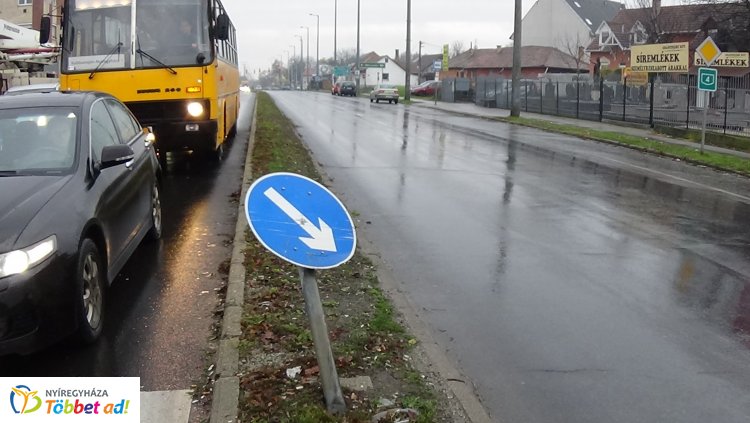 KRESZ-táblát törtek az Inczédy soron, az okozó elhajtott a helyszínről