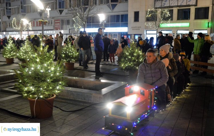 Ünnepi látványosság! – Óvodások díszítették a Kis karácsony fenyőszigetet