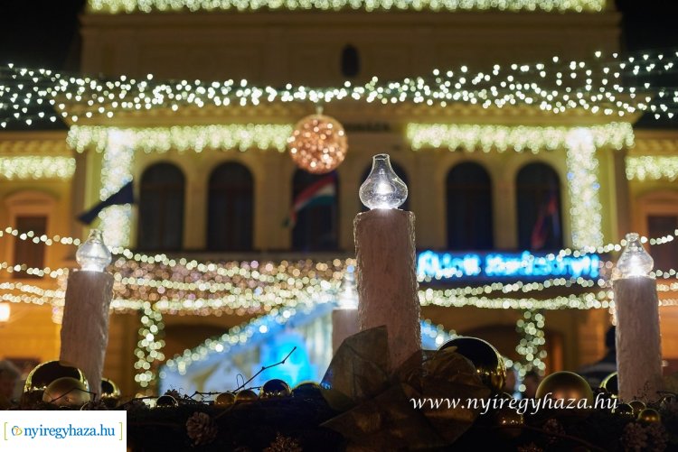 Meggyújtották a negyedik gyertyát is Nyíregyháza adventi koszorúján