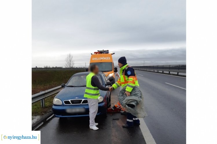 Bajba jutott autóson segítettek a rendőrök az M3-as autópályán