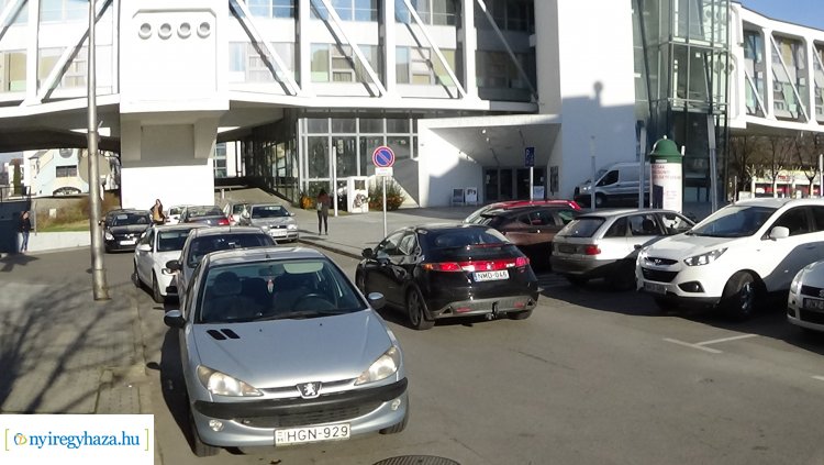Sok a belvárosban a tilosban parkoló autó - Akadályozzák a forgalmat