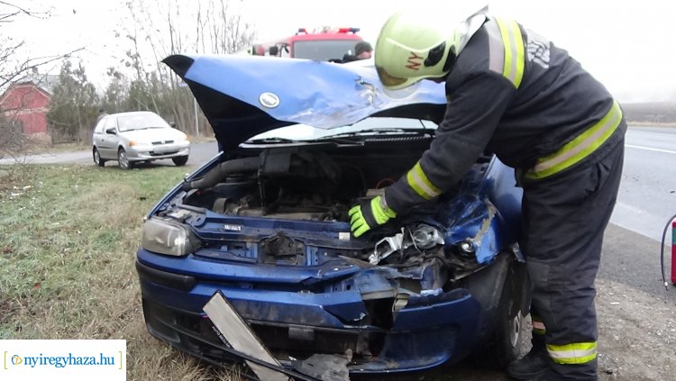 Két gépkocsi ütközött a 4-esen Nyíregyházánál – Helyszíni fotók!