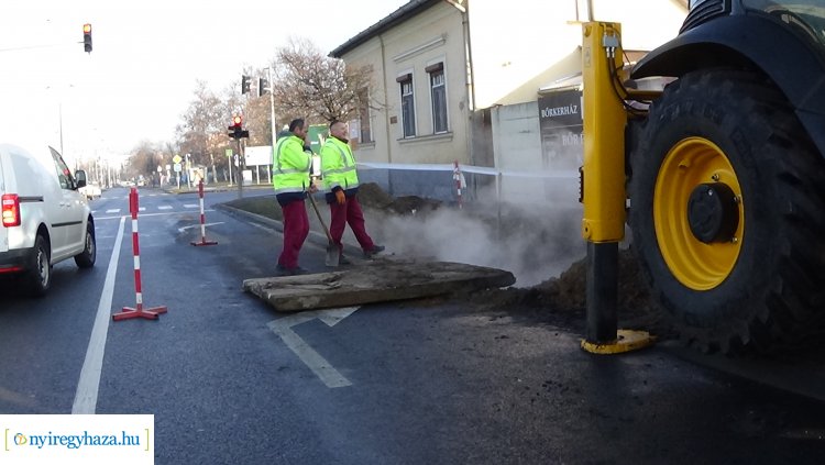 Hibaelhárítási munkálatokat végez a Nyírtávhő a Mező utcán – Hétvégén is tart a korlátozás