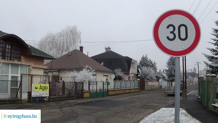 30 km/órás sebességgel közlekedhetünk mától a Simonyi Óbester utcán