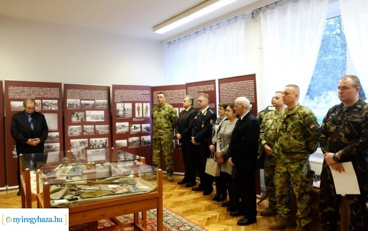 Nyíregyháza, a katonaváros – Katonaruhák, fegyverek és kitüntetések a kiállításon
