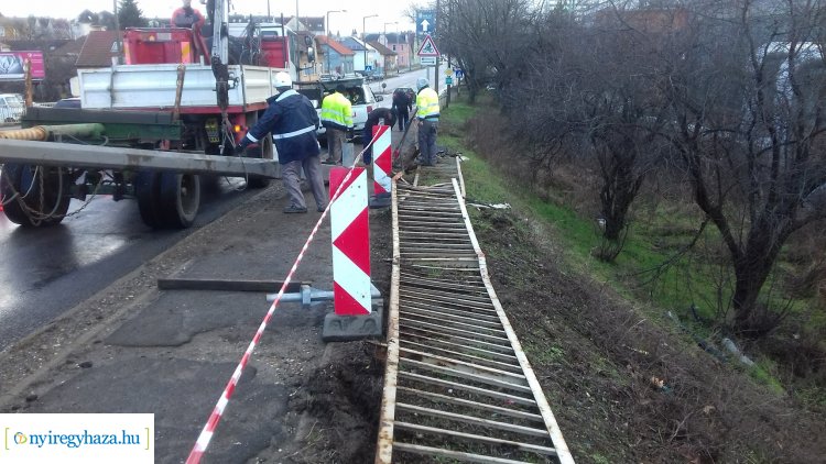 Tartanak a helyreállítási munkálatok az esti baleset után a Tiszavasvári úti felüljárón