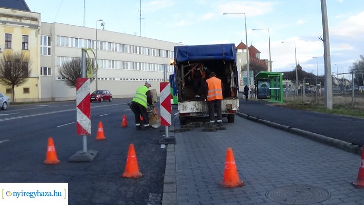 Szűkített sávok – Közműhelyreállítási munkálatokat végez a NYÍRVV a Hunyadi utcán