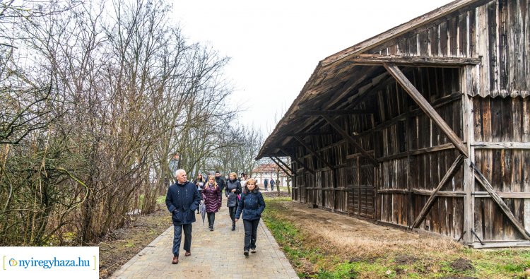 Új látogatóközpontot, térkövezett sétányokat is kapott a Sóstói Múzeumfalu