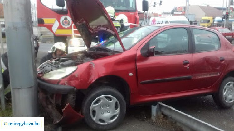 Tehergépkocsival ütközött egy jármű a Debreceni úton, jelentős a torlódás