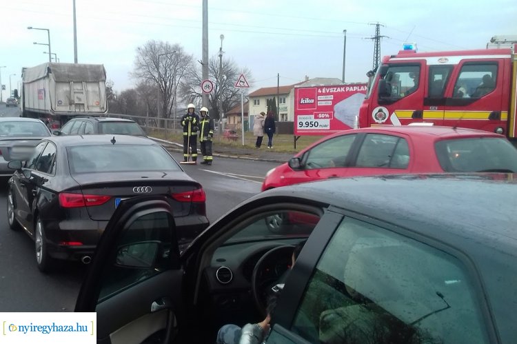 Újabb baleset a Debreceni úton – Ráfutásos hármas karambol történt