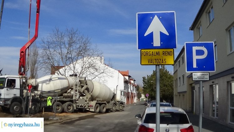 Forgalmirend-változás a Kálmán utcán – A parkolást is érinti a változás!