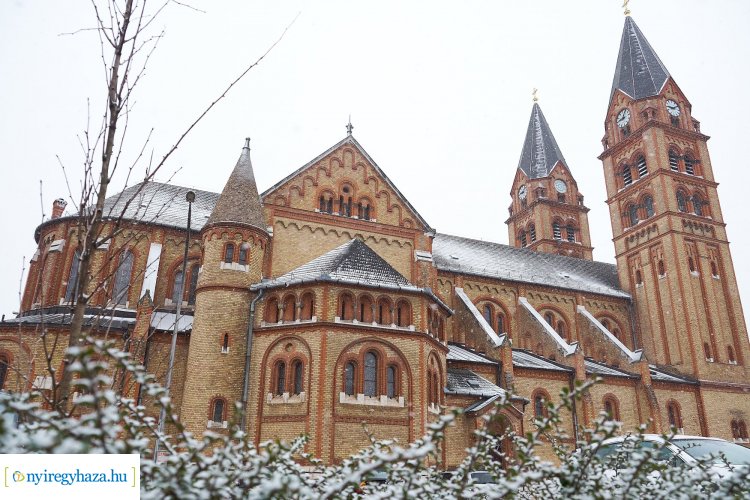 Újabb gyönyörű fotókon a havas város – Márciusi fagyos pillanatok
