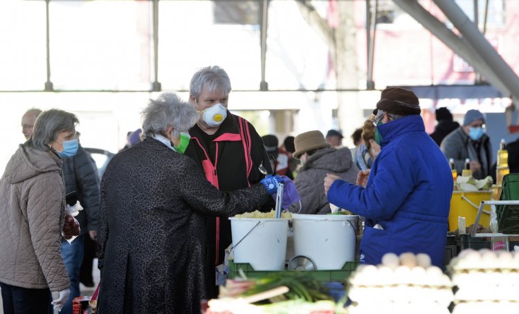 Így telnek a délelőttök a nyíregyházi piacon – Fegyelmezetten betartják az idősek a kérést