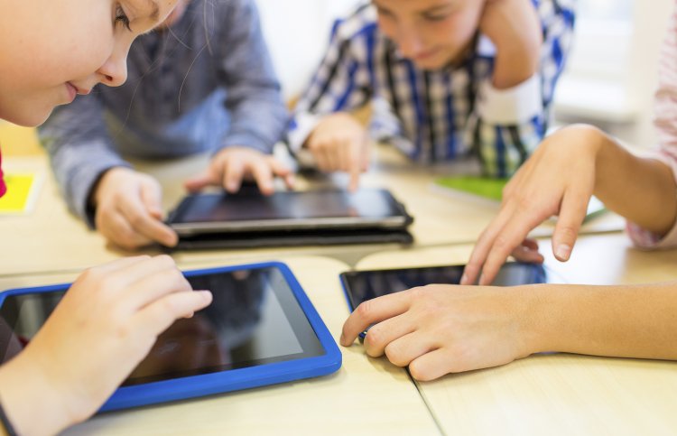 Tablet a Rotary, a Libra és a RutinSoft segítségével hátrányos helyzetű diákoknak
