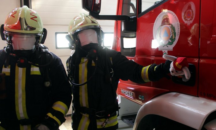 Húsvéti bevetés – Tűzoltónyulakat és húsvéti kosarakat kerestek a nyíregyházi tűzoltók 