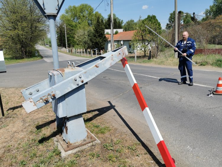 Sérült Sorompó Sóstóhegyen - Egy autó eltörte a jelzőberendezést 