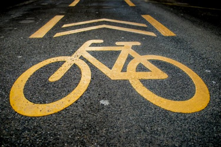 Aszfaltozzák az új bicikliútszakaszt Sóstón, ami a Blahát és a Vénusz utcát köti össze