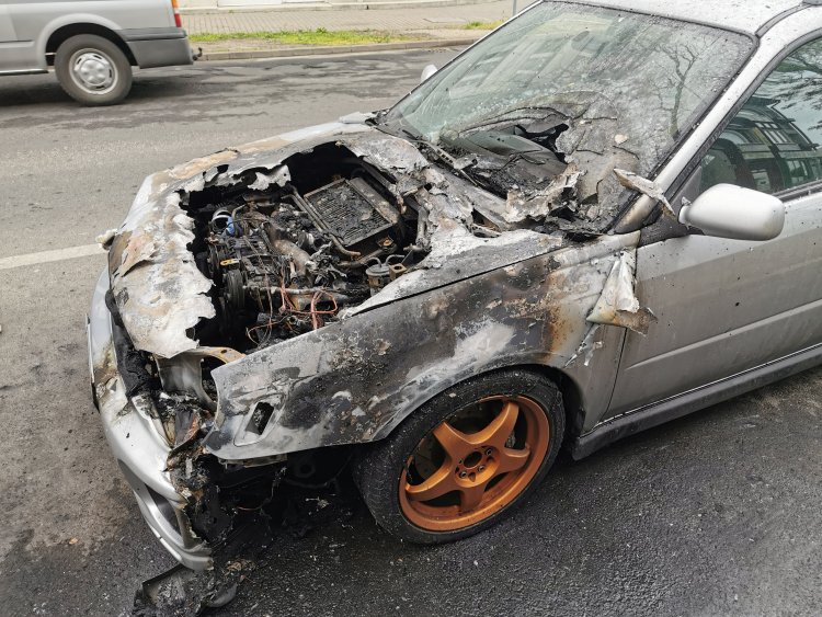 Hatalmas tűz a Szent István utcában – Egy járműből csaptak fel a lángok